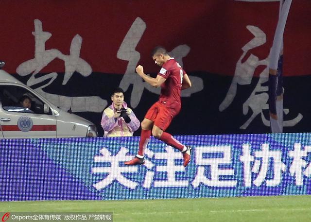 小青以朝气蓬勃的绿色背景为主色调，英气十足的穿着也无法掩盖自身娇媚容颜和诱人身形